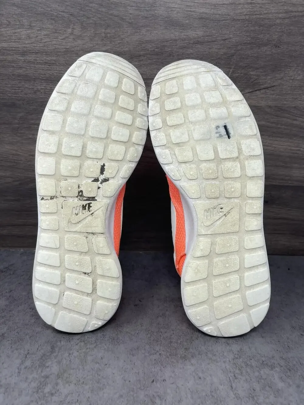 Nike Roshe One Sneakers Womens Size 11 Vibrant Orange Crimson 511882-811 - Picture 8 of 11